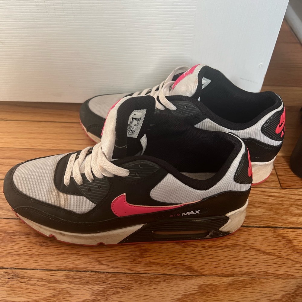 Nike air max. Used. Pink and black. Can be girls or women’s